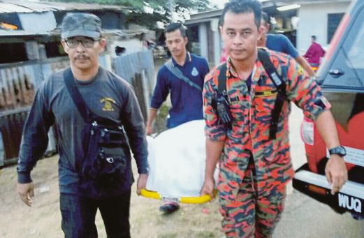 ANGGOTA bomba mengangkat mayat   Mohd Arif.