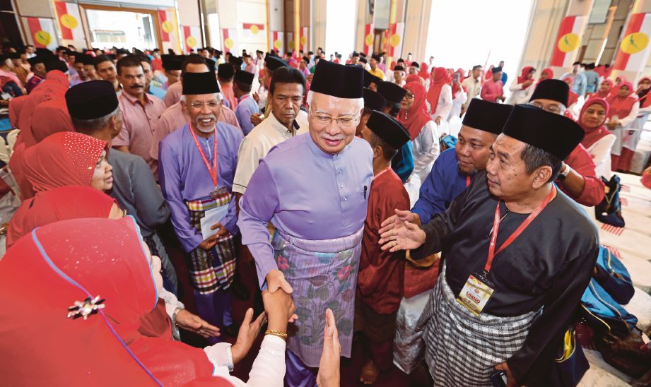 NAJIB ketika merasmikan Mesyuarat Perwakilan UMNO Bahagian Johor Bahru di Hotel Holiday Villa, semalam.