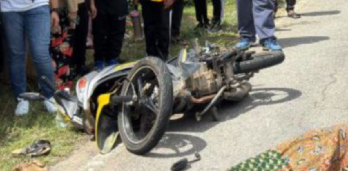 MOTOSIKAL ditunggang mangsa selepas terbabas di KM 29 Jalan Lipis-Merapoh. FOTO Ihsan Polis.