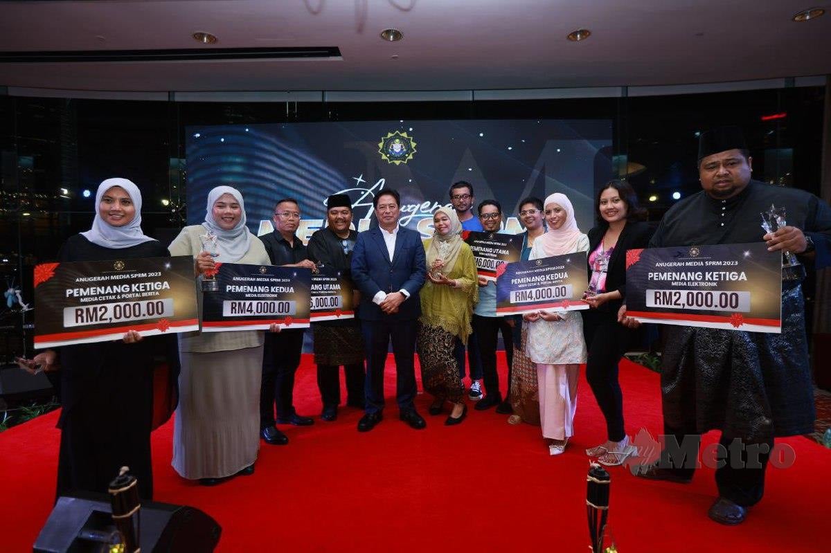 AZAM (tengah) bersama pemenang Anugerah Media SPRM 2023. FOTO Asyraf Hamzah.