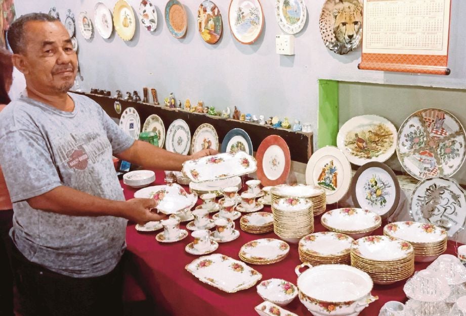 AZLAN bersama koleksi pinggan mangkuk Royal Albert dimilikinya.