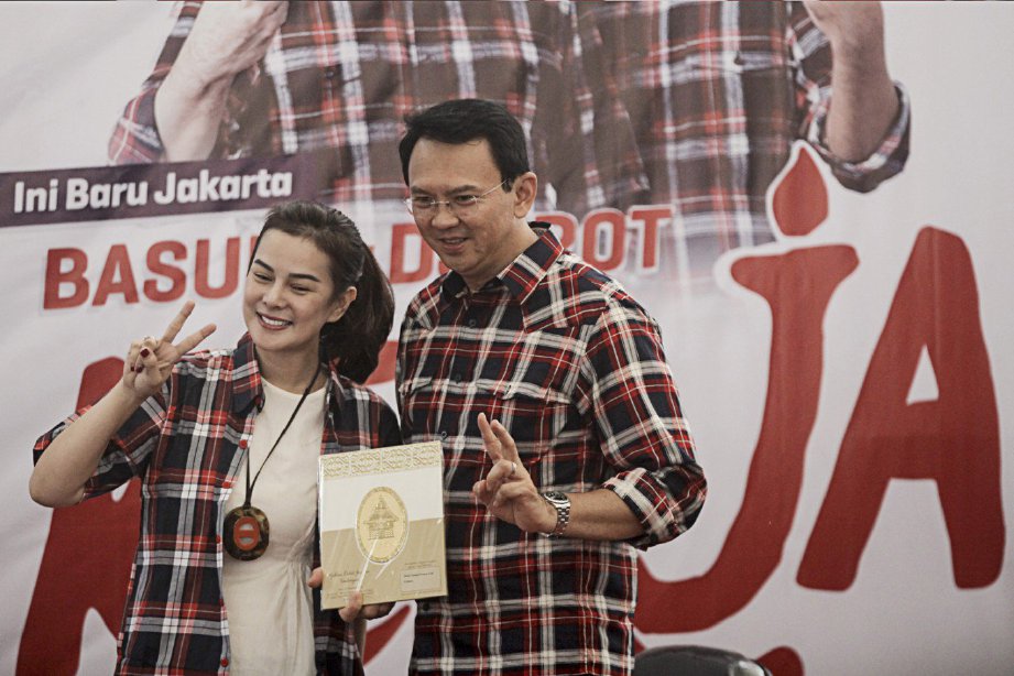AHOK bergambar dengan aktres Astrid Tiar ketika berkempen di Menteng, Jakarta, minggu lalu. - Antara