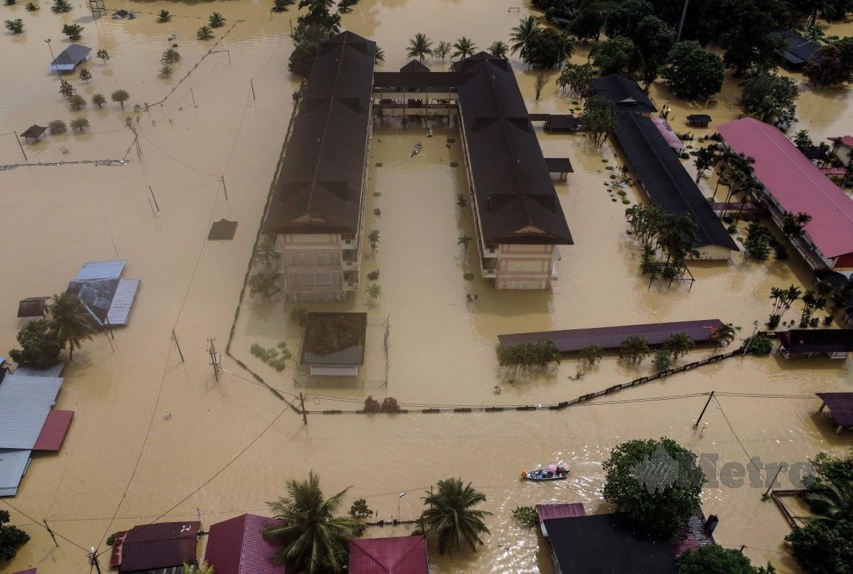 KEADAAN Sekolah Kebangsaan Durian Mentangau, Dungun yang ditenggelami banjir minggu lalu.  FOTO Ghazali Kori.