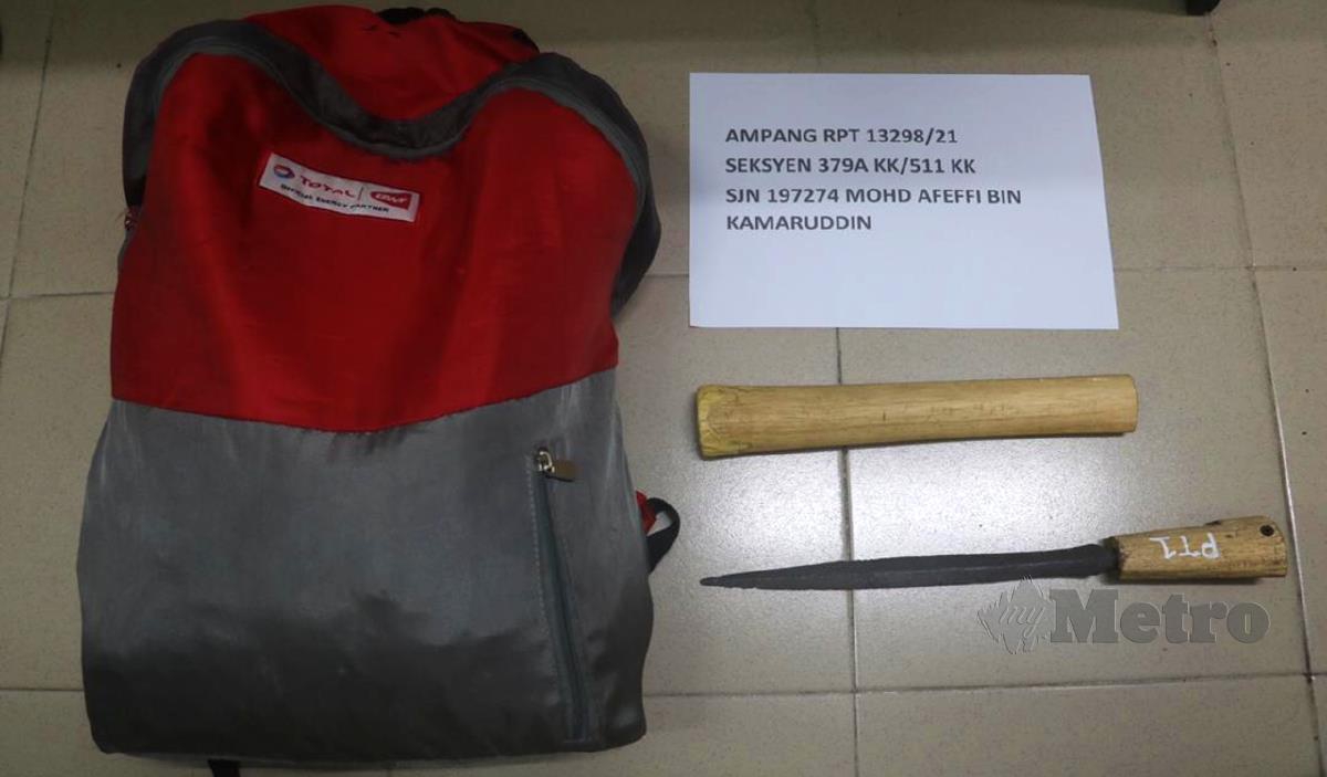 POLIS merampas beg mengandungi parang yang dibawa suspek ketika cuba mencuri kereta mangsa. FOTO Ihsan PDRM.