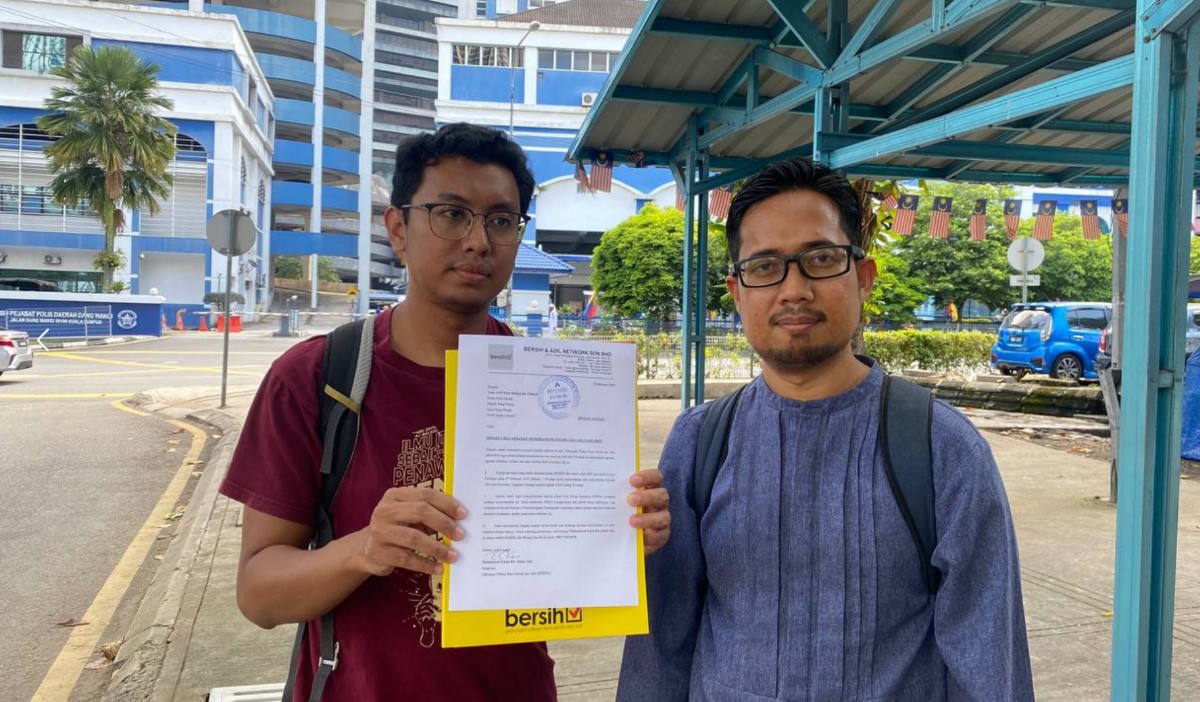 MUHAMMAD Faisal (kiri) dan wakil Bersih, Asraf Sharafi Mohd Azhar menyerahkan notis pemakluman himpunan #Reformasi100Peratus kepada polis, hari ini.
