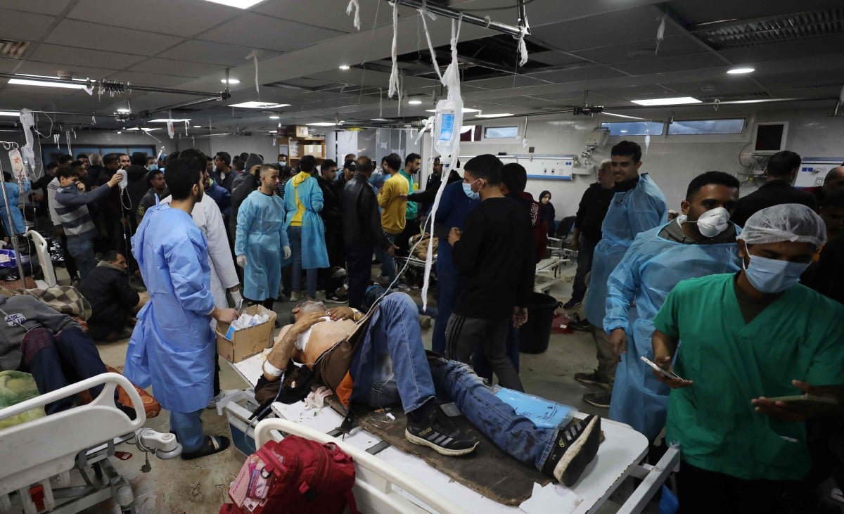 RAKYAT Palestin dirawat di hospital Al-Shifa di Kota Gaza susulan serangan Israel ke atas penduduk yang sedang menunggu bantuan kemanusiaan, semalam. FOTO AFP.
