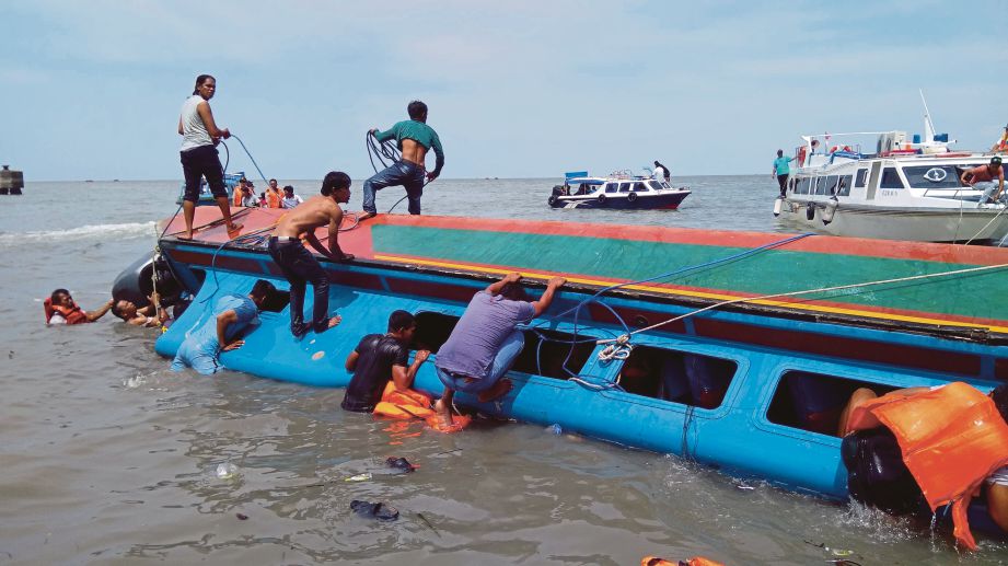 ANGGOTA penyelamat mencari mangsa yang dipercayai masih terperangkap di dalam feri karam di Tarakan di Kalimantan Utara semalam. - AFP