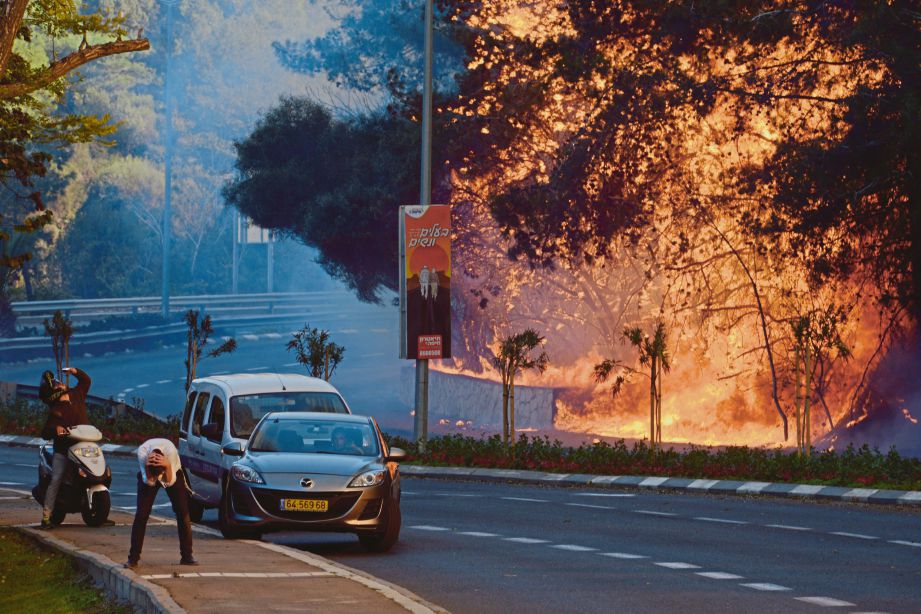 KEADAAN kebakaran di Haifa, utara Israel, kelmarin.