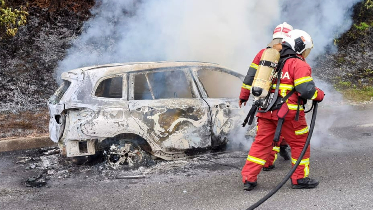 ANGGOTA bomba memadam kebakaran kereta jenis BMW berhampiran Terowong Menora, hari ini. FOTO Ihsan JBPM.