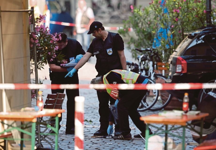 POLIS menyiasat di tempat kejadian di Ansbach. - EPA 