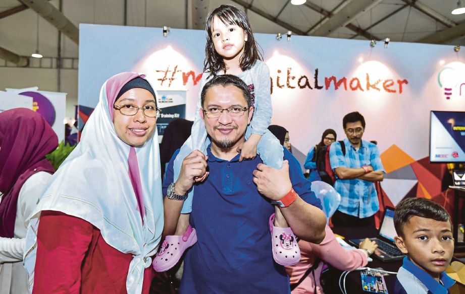   ANTARA  keluarga yang  hadir di #mydigitalmaker Fair tahun lalu. 