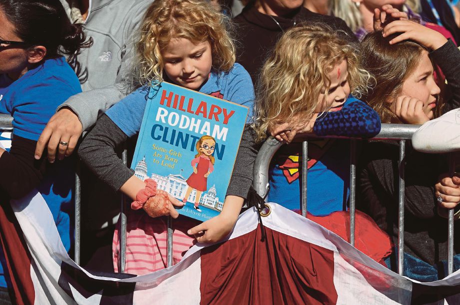 SEKUMPULAN penyokong menanti permulaan kempen Hillary di Kolej Saint Anselm di Manchester, New Hampshire, semalam. 