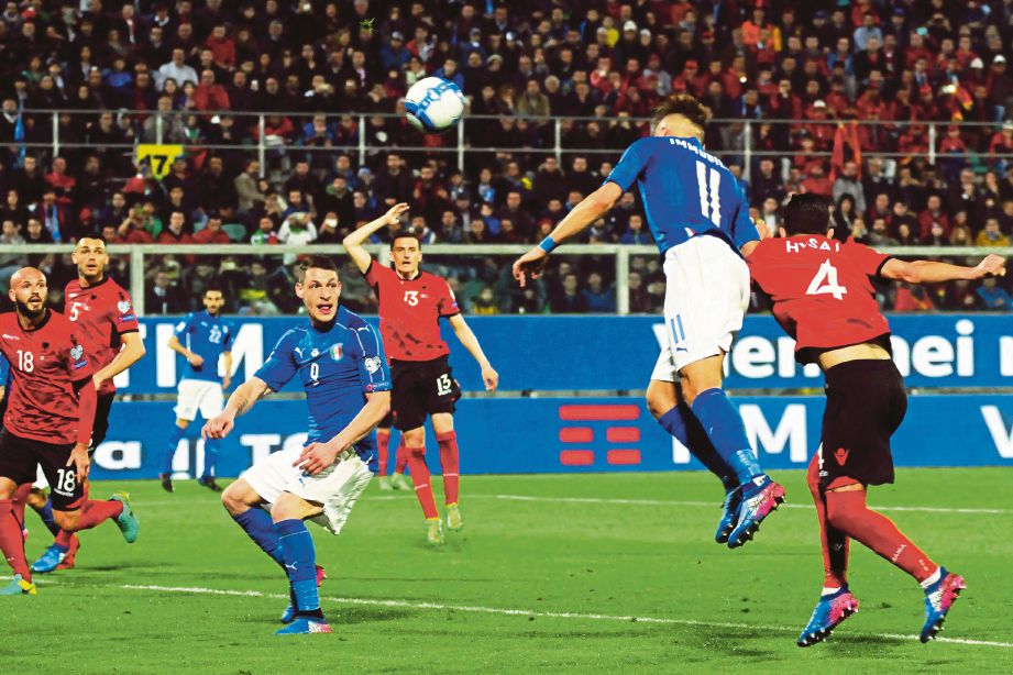 IMMOBILE (dua dari kanan) jaring gol kedua Itali.