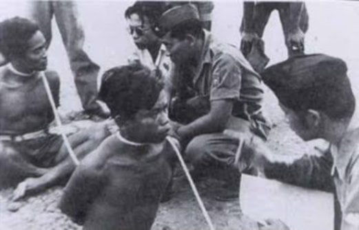 GAMBAR fail menunjukkan tentera Indonesia menangkap dan menyoal siasat anggota komunis negara itu pada 1965. 