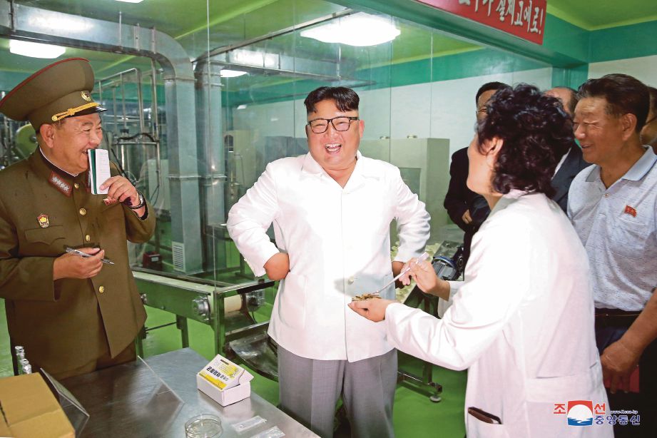 GAMBAR yang diedarkan oleh Pusat Agensi Berita Korea (KCNA) menunjukkan Kim Jong-un memeriksa satu daripada 525 kilang di Korea Utara. - via Reuters