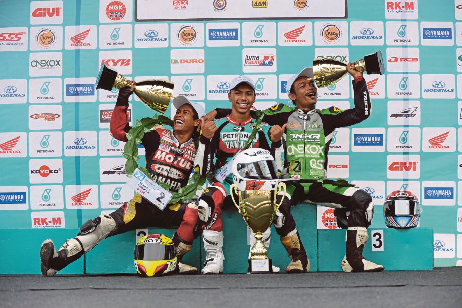GELAGAT Kasma (tengah) bersama Adib (kiri) dan Norizman di podium.