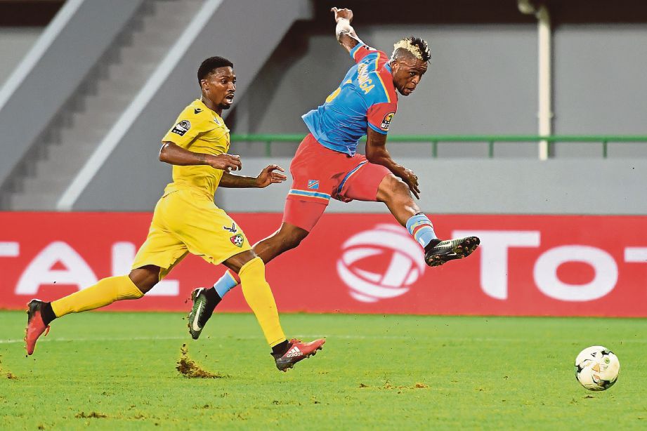 KABANANGA (kanan) menjaringkan gol pertama Congo ketika menyingkirkan Togo.