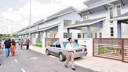 PEMBELI melihat persekitaran rumah dua tingkat selepas majlis penyerahan kunci kepada pembeli rumah di Taman Desa Kencana, Meru. 