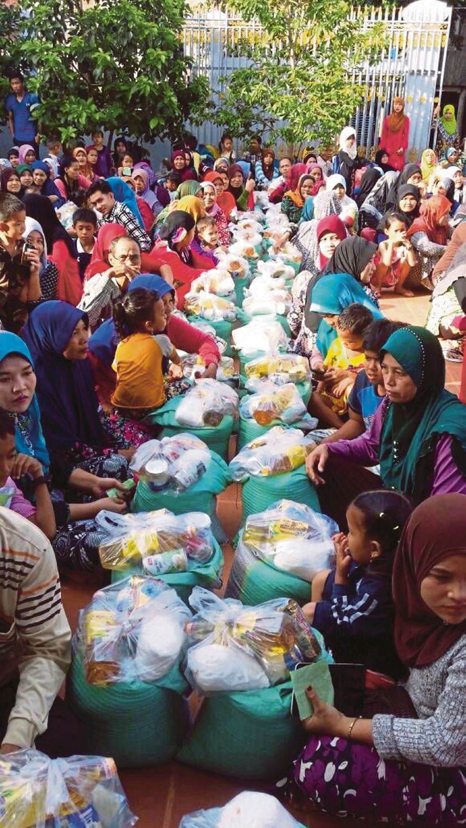  Penduduk Islam di  perkampungan miskin Melayu-Champa menerima  bantuan makanan.