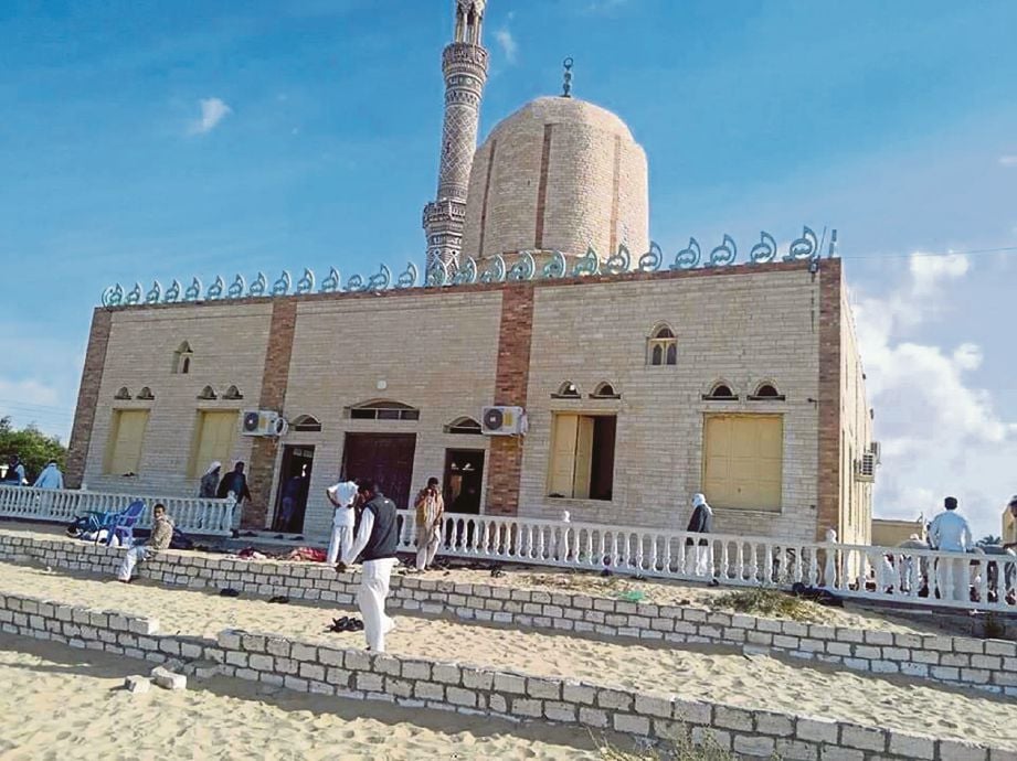 KEADAAN Masjid Rawda di Utara Sinai selepas serangan militan yang mengorbankan 305 jemaah kelmarin. - AFP