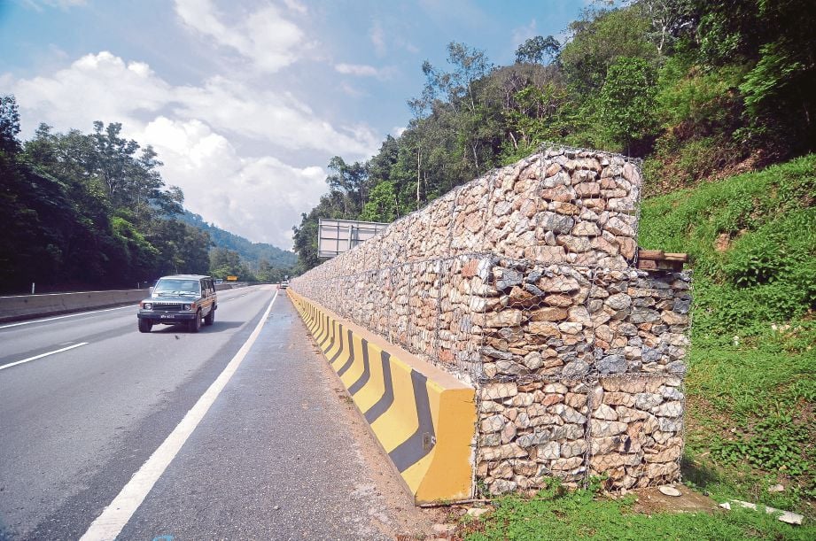  Lembaga Lebuhraya Malaysia (LLM) dan ANIH Berhad membina tembok batu bagi mengelakkan kejadian runtuhan tanah dan banjir lumpur  berulang. 