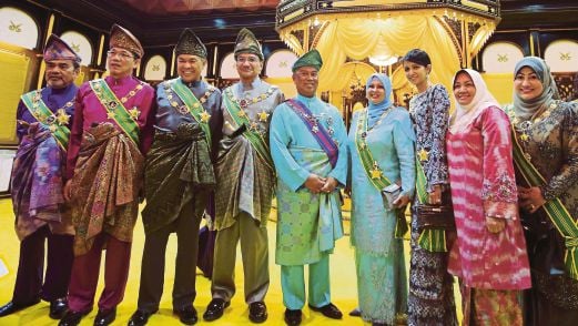 DARI kiri Tajuddin, Fadillah, Ahmad Zahid, Hishammuddin, Muhyiddin, Noorainee dan  Datin Seri Marsilla Tengku Abdullah  ketika istiadat pengurniaan darjah kebesaran, semalam. 