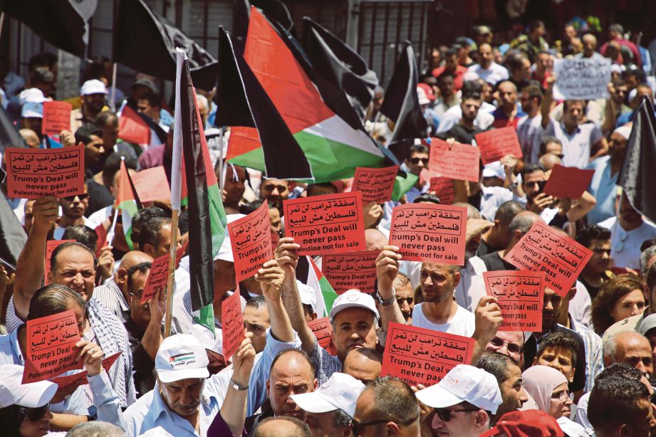 PENDUDUK Palestin memprotes  persidangan ekonomi Asia Barat yang ditaja  Amerika Syarikat. FOTO Agensi