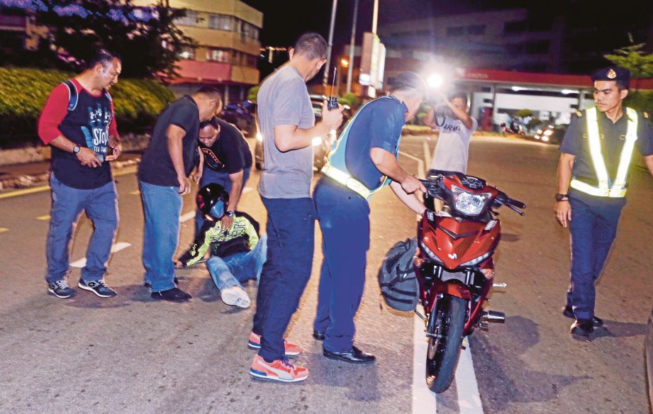 ANGGOTA JPJ mengadakan sekatan jalan raya dalam Operasi Khas Motosikal dan Bersepadu sempena Aidilfitri di Jalan Tun Ali dan Gajah Berang, semalam.