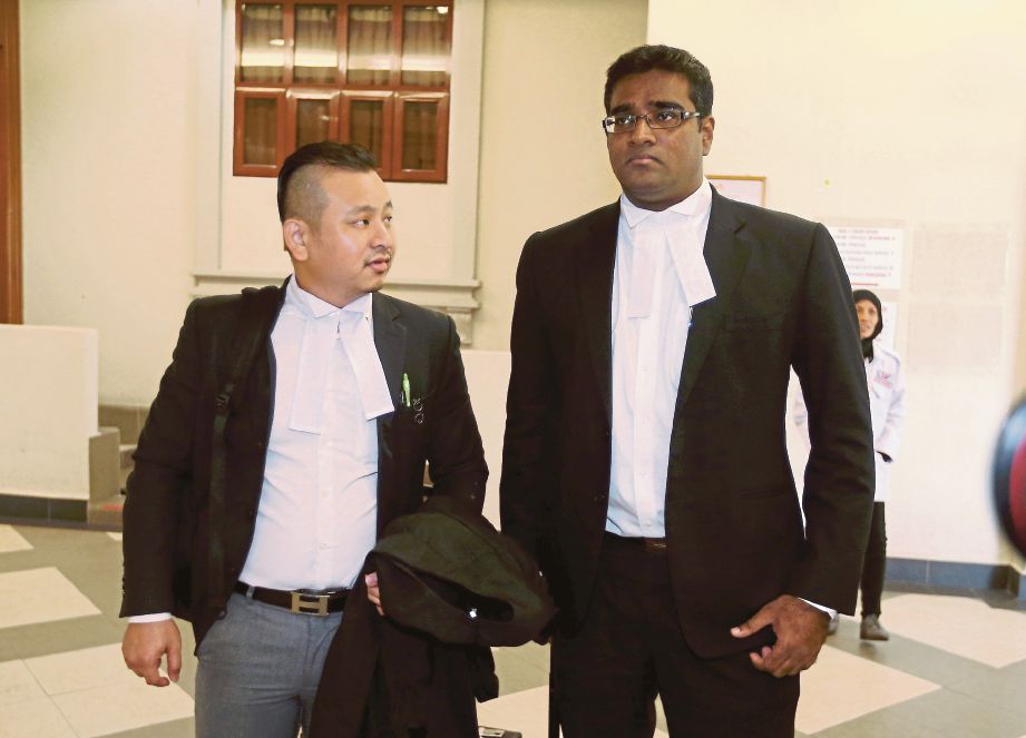 Tiu  (kiri) dan Rajesh  mewakili  ejen unit amanah  di Mahkamah  Tinggi Jenayah 1, Jalan Duta. 