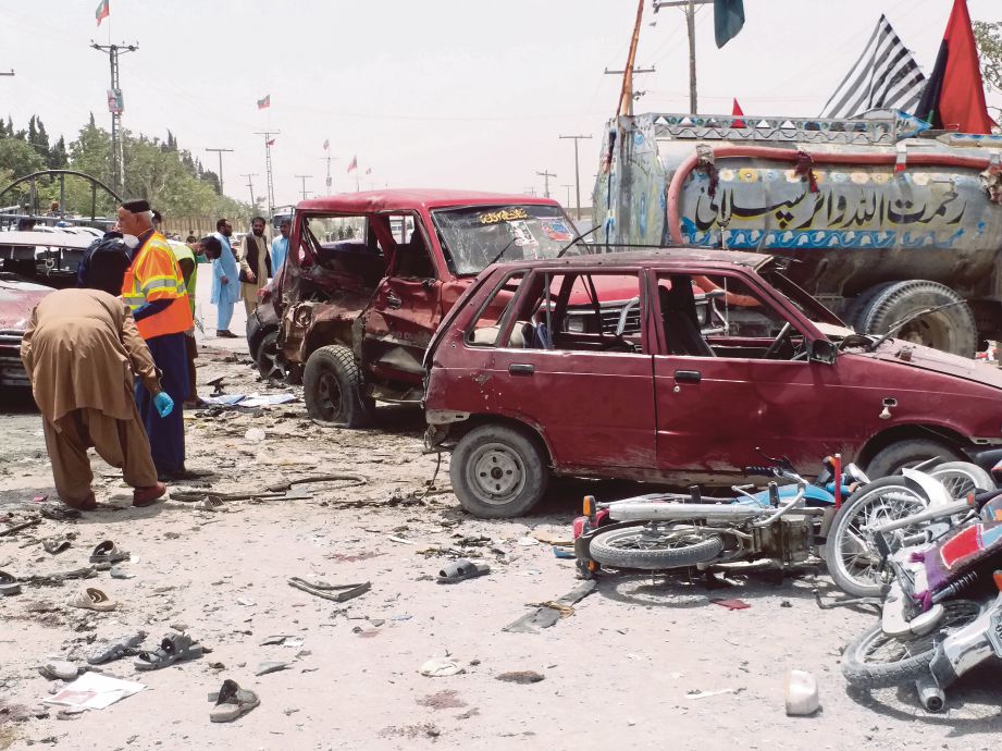 ANGGOTA keselamatan Pakistan memeriksa kawasan serangan bom di sebuah pusat mengundi Quetta semalam yang menyebabkan 30 terbunuh. - EPA