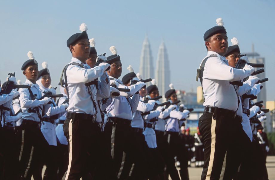 ANGGOTA polis melakukan lintas hormat ketika  Majlis Perbarisan Peringatan Hari Polis ke-210 di PULAPOL, Kuala Lumpur.