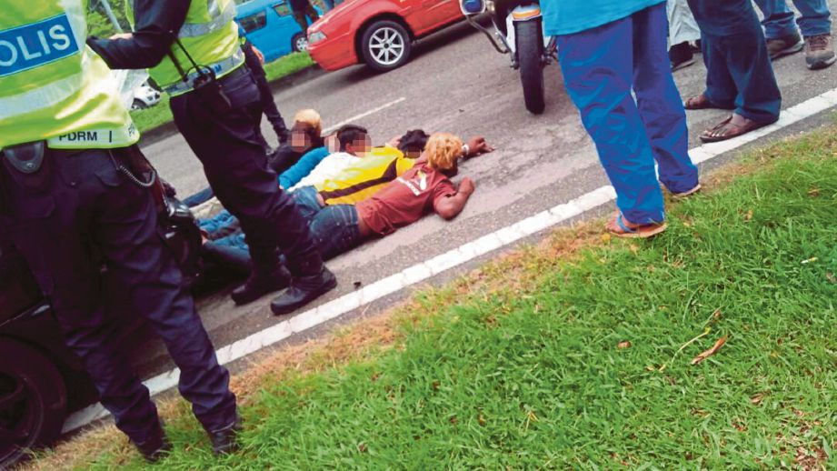 ENAM remaja yang ditahan  memandu secara berbahaya di Pasir Gudang,   kelmarin.