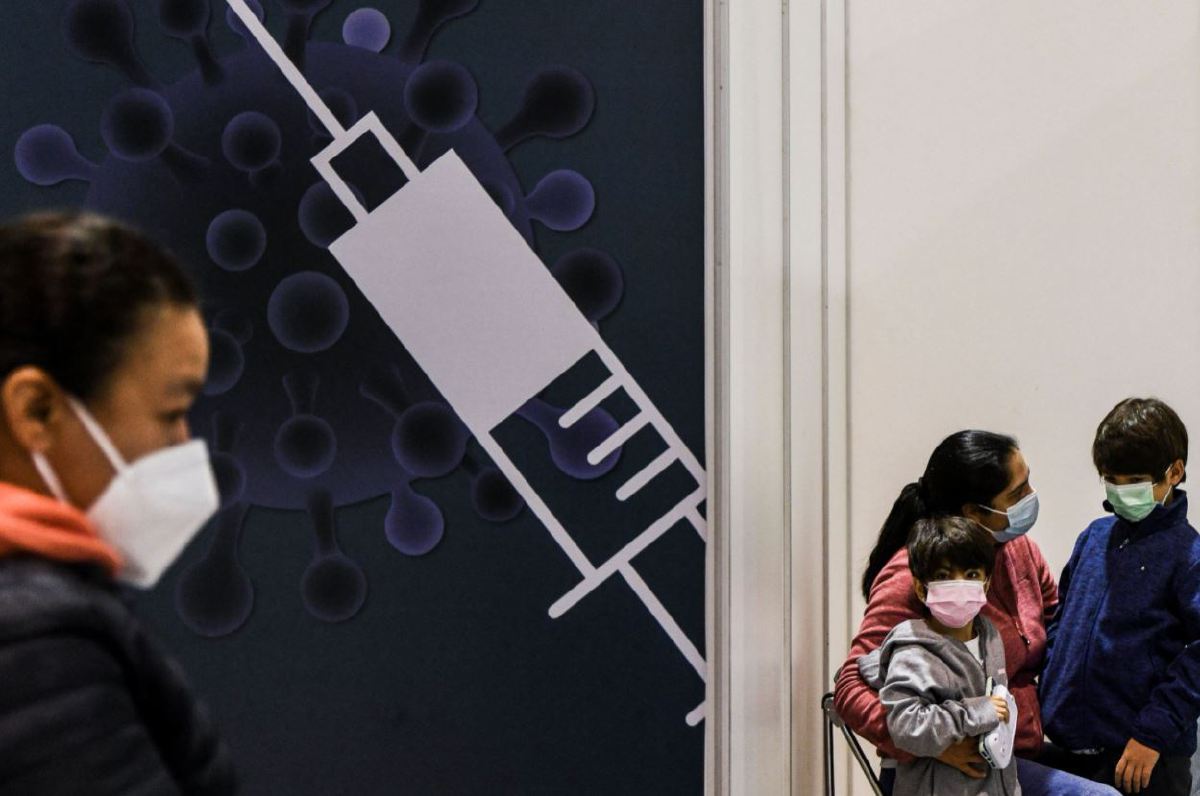 PORTUGAL kini memberi suntikan vaksin ke atas kanak-kanak berusia usia lima tahun ke atas. FOTO AFP.
