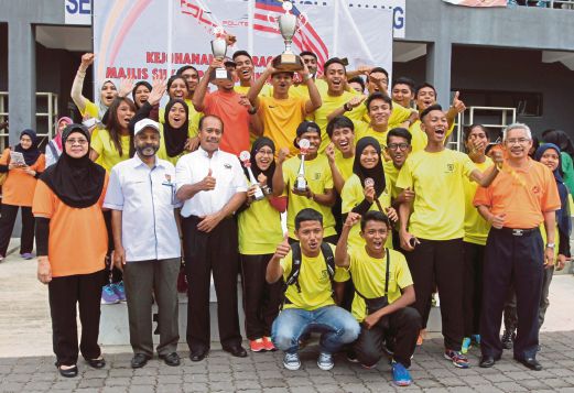 KONTINJEN PUO ceria selepas muncul juara Kejohanan Olahraga Majlis Sukan Politeknik Malaysia buat kali kelapan.
