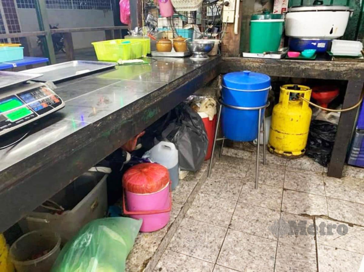 KEADAAN dapur restoran yang kotor ketika pemeriksaan dilakukan anggota Jabatan Kesihatan dan Alam Sekitar DBKL.