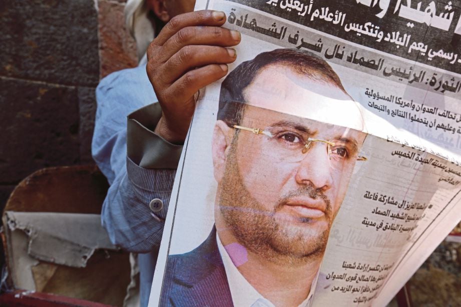 Penduduk Yaman di Sana’a, membaca laporan kematian Saleh al-Samad, Presiden Majlis Politik Houthi, akibat serangan udara tentera pakatan diketuai Arab Saudi. Saleh adalah pemimpin kedua tertinggi Houthi selepas Abdul-Malik al-Houthi. - EPA