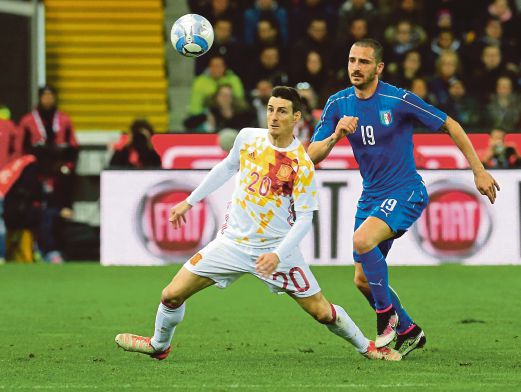ADURIZ (kiri) jaring gol tunggal Sepanyol.
