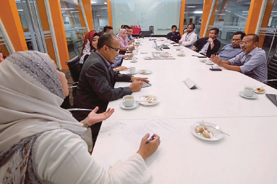 (DARI kanan) Muzli , Tuan Mohd Asri, Saidon bersama delegasi daripada MPSJ ketika lawatan kerja NSTP.