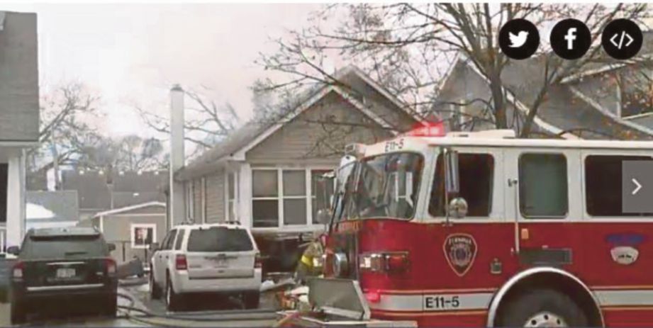 ANGGOTA bomba tiba di rumah lelaki itu yang terbakar selepas dia cuba menghalau skunk menggunakan bom asap. - Agensi