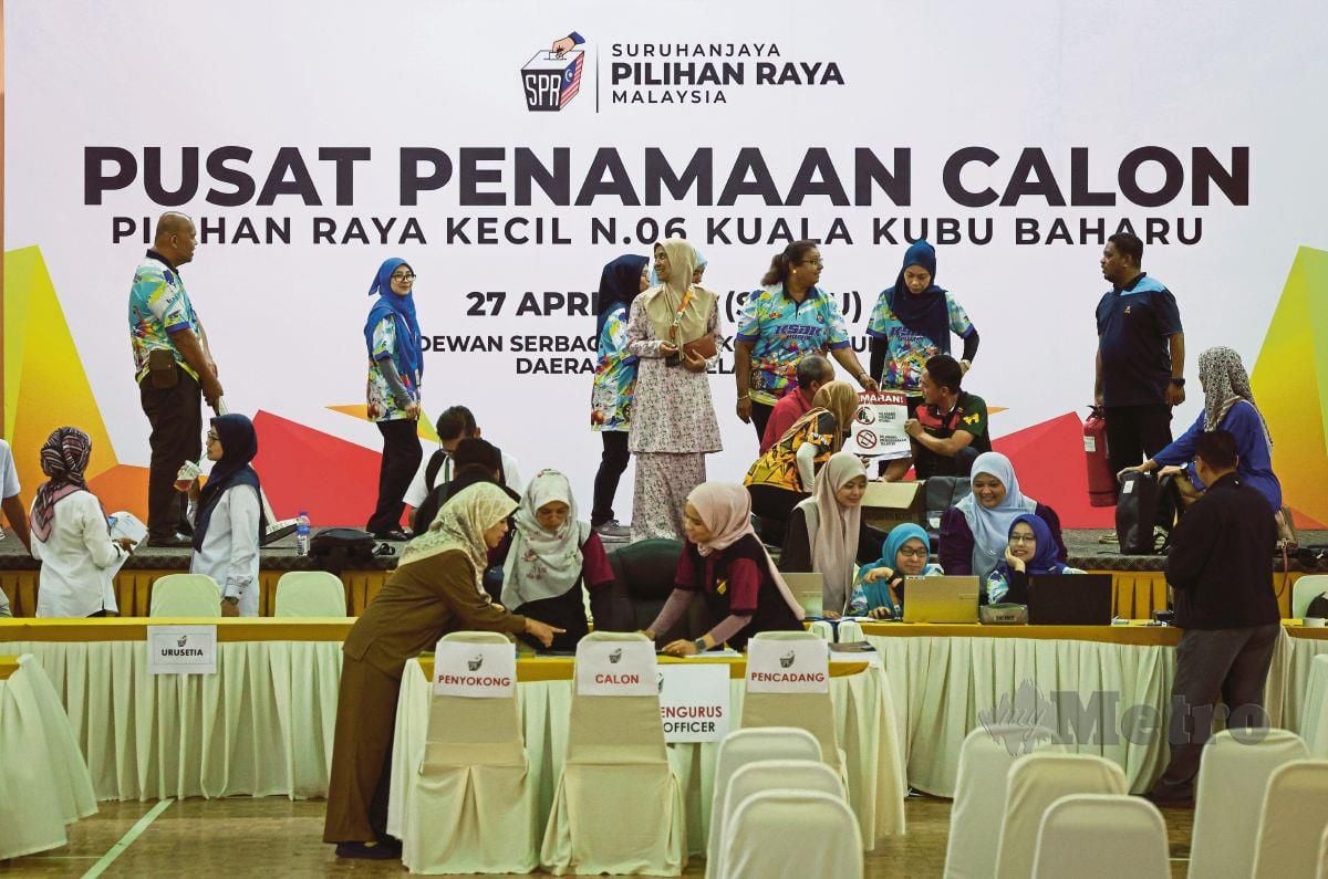 PETUGAS SPR giat melakukan persiapan menjelang hari penamaan calon bagi PRK N.06 Dun Kuala Kubu Baharu, esok. FOTO Bernama.