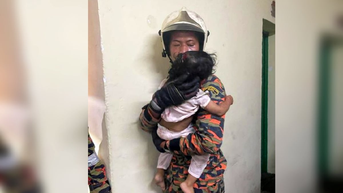 ANGGOTA bomba mendukung kanak-kanak yang diselamatkan selepas tersepit pintu lif di PPR Hicom. FOTO Ihsan Bomba.