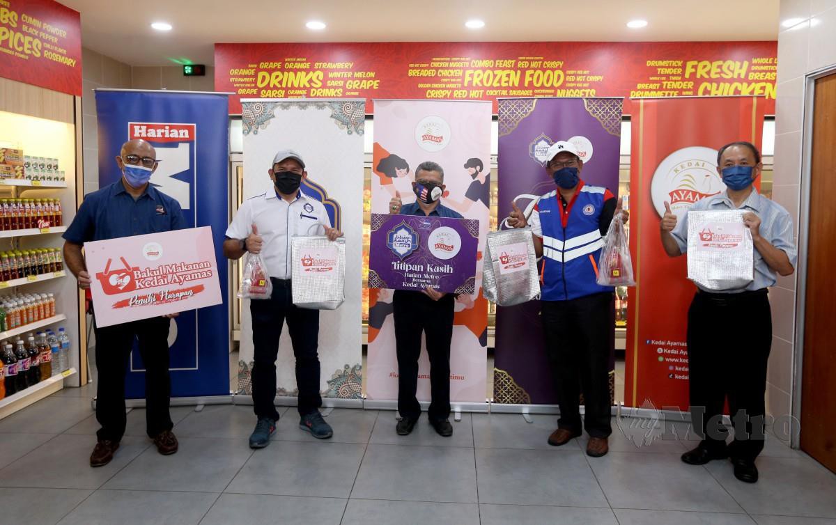 HUSAIN (dua dari kiri) bersama Abd Rahman  (tengah) dan  Quek (kanan) bergambar bersama sempena Program Titipan Kasih Harian Metro Bersama Kedai Ayamas - Bakul Makanan Kedai Ayamas di Bandar Puchong Utama.