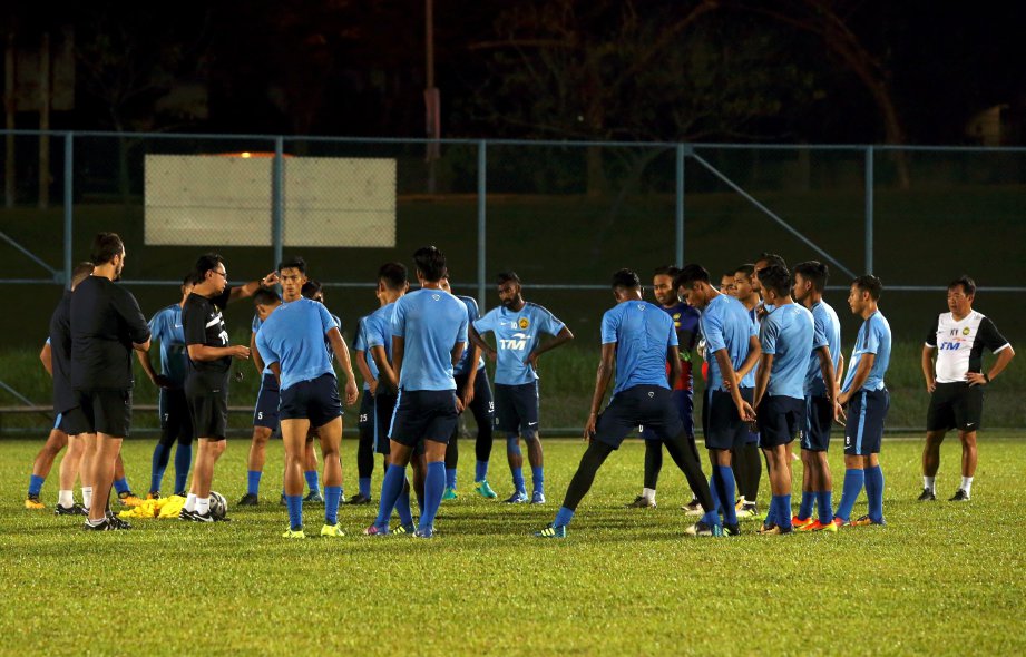 KIM Swee (dua dari kiri) memberi arahan kepada pemain ketika sesi latihan  di Pusat Latihan Sime Darby, Bukit Jelutong, Shah Alam. 