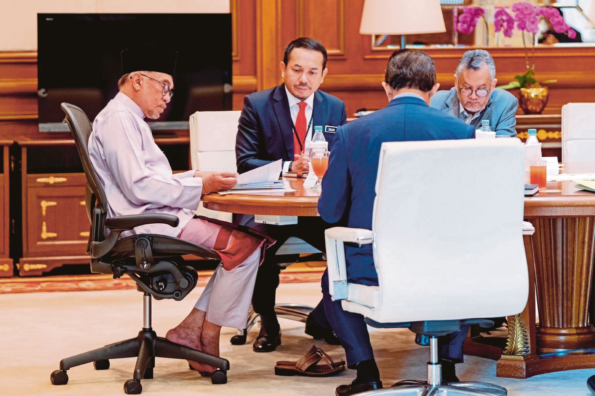 ANWAR ketika memulakan tugas di Putrajaya Jumaat lalu dengan mempengerusikan mesyuarat bersama Ketua Setiausaha Negara Tan Sri Mohd Zuki Ali yang turut disertai pegawai tertinggi kerajaan. FOTO Twitter Anwar Ibrahim