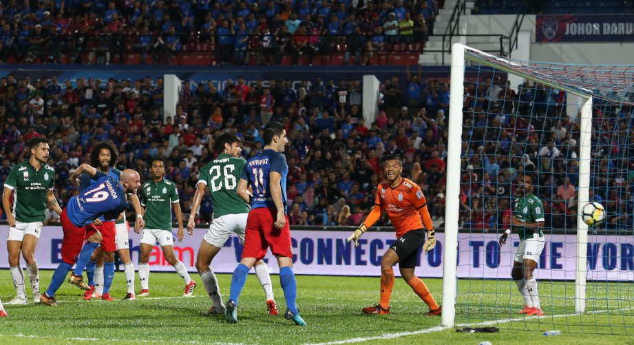 PEMAIN JDT, Luciano Gabriel Figueroa (No.19) melakukan tandukan dan menjaringan gol pertama di Stadium Tan Sri Hassan Yunos, Larkin Johor Bahru. FOTO/MOHD AZREN JAMALUDIN 
