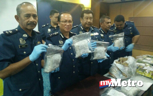 JANATHAN (dua dari kiri) menunjukkan bungkusan dadah yang berjaya dirampas. FOTO Mohd Ruzaini Zulkepli