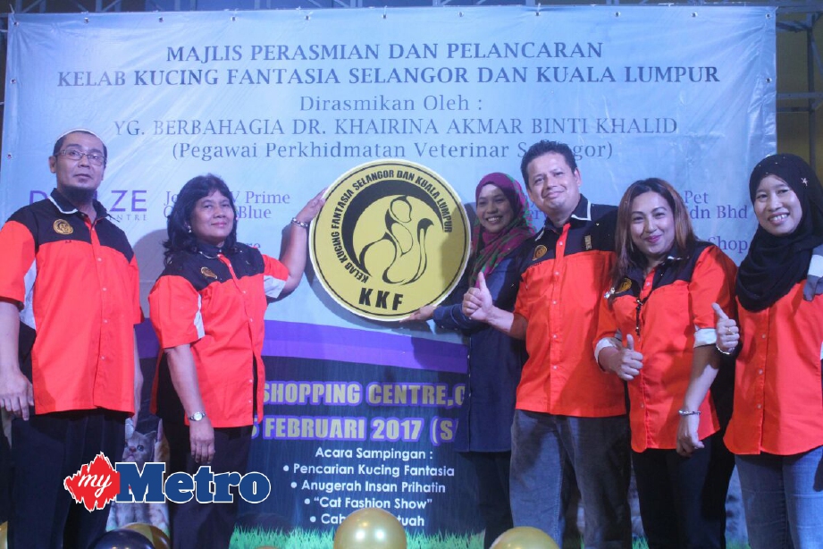 KETUA Bahagian Regulatori Jabatan Perkhidmatan Veterinar Selangor Dr Khairina Akmar Khalid (tiga dari kiri) menampal logo Kelab Kucing Fantasia (KFF) sebagai gimik perasmian Majlis Pelancaran KFF di Pusat Beli belah Dpulze, Cyberjaya. FOTO Nursyahirah Marzuki