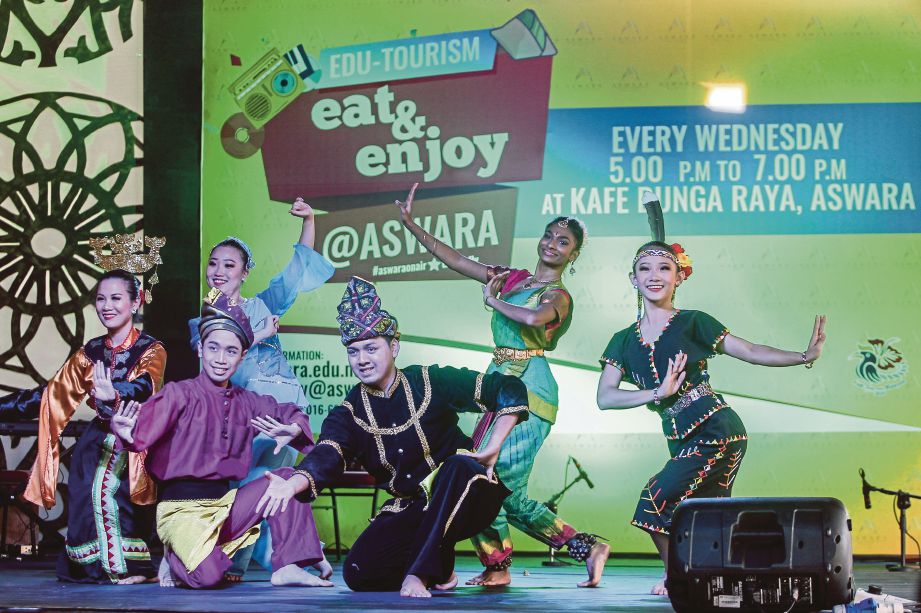  PERSEMBAHAN tarian pelbagai budaya di Malaysia pembuka tirai program.