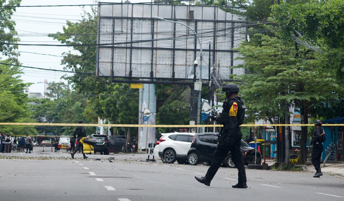 PIHAK polis berada di lokasi kejadian letupan di luar gereja di Makassar, Selatan Sulawesi. FOTO EPA.