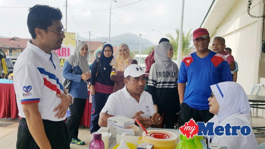 MOHD Lutpiyudin (kiri) mengiringi Yang Dipertua Majlis Perbandaran Langkawi Bandaraya Pelancongan, Abdul Bari Abdullah (tengah) membuat pemeriksaan kesihatan. FOTO Hamzah Osman